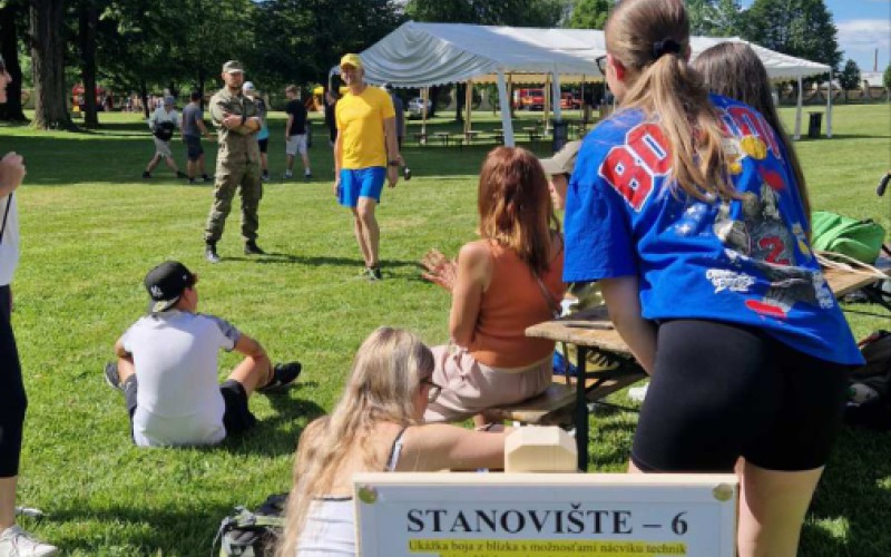 Študenti AOS trénovali so žiakmi pripravenosť na krízové situácie