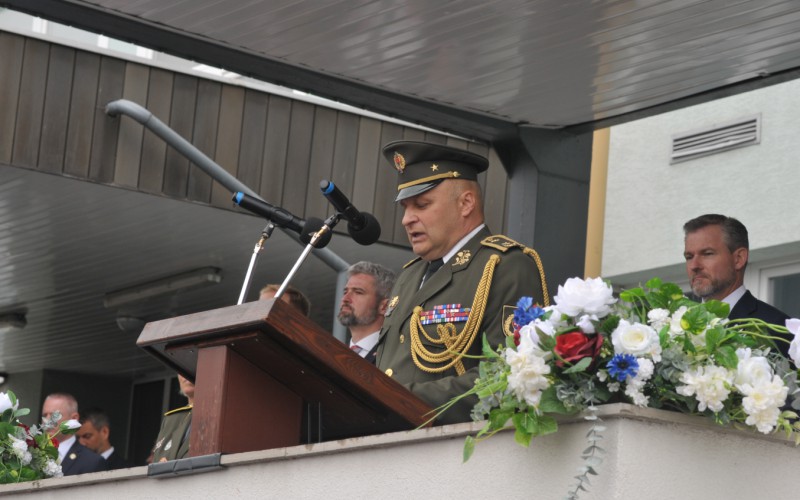Prezident SR sa zúčastnil slávnostného vyradenia a promócií na AOS