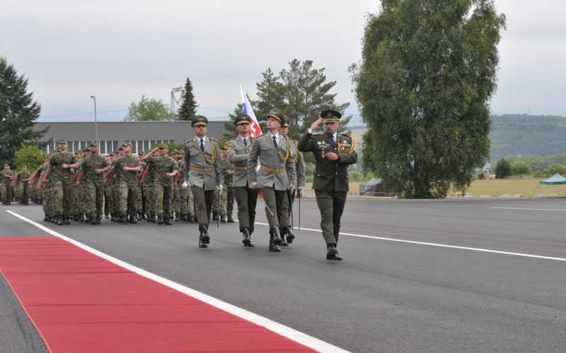 Prezident SR sa zúčastnil slávnostného vyradenia a promócií na AOS
