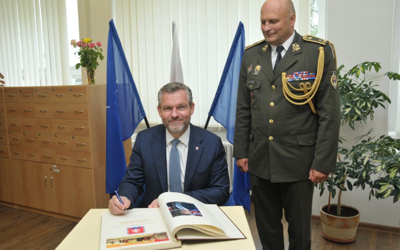 Prezident SR sa zúčastnil slávnostného vyradenia a promócií na AOS