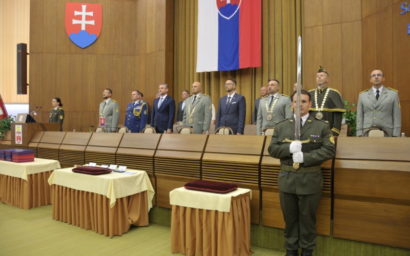 Prezident SR sa zúčastnil slávnostného vyradenia a promócií na AOS