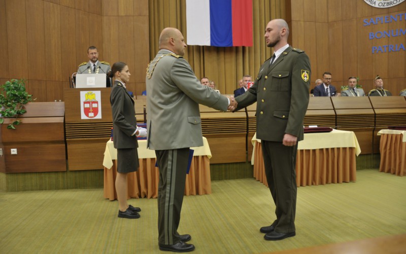 Prezident SR sa zúčastnil slávnostného vyradenia a promócií na AOS