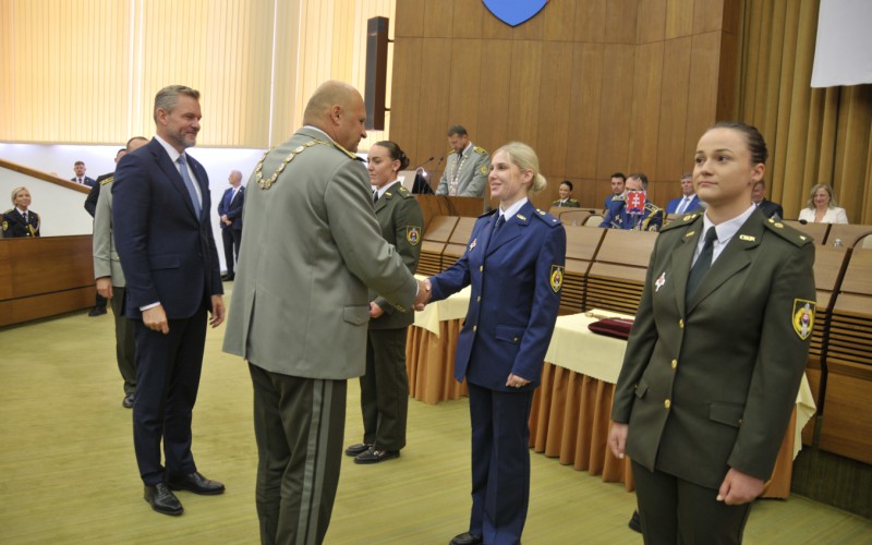 Prezident SR sa zúčastnil slávnostného vyradenia a promócií na AOS