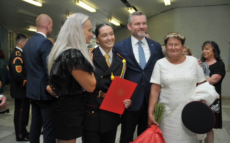 Prezident SR sa zúčastnil slávnostného vyradenia a promócií na AOS