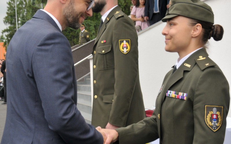 Prezident SR sa zúčastnil slávnostného vyradenia a promócií na AOS