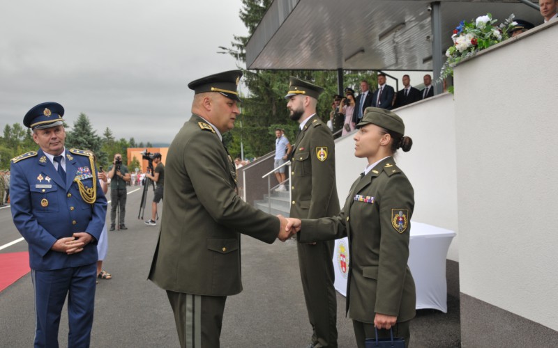 Prezident SR sa zúčastnil slávnostného vyradenia a promócií na AOS