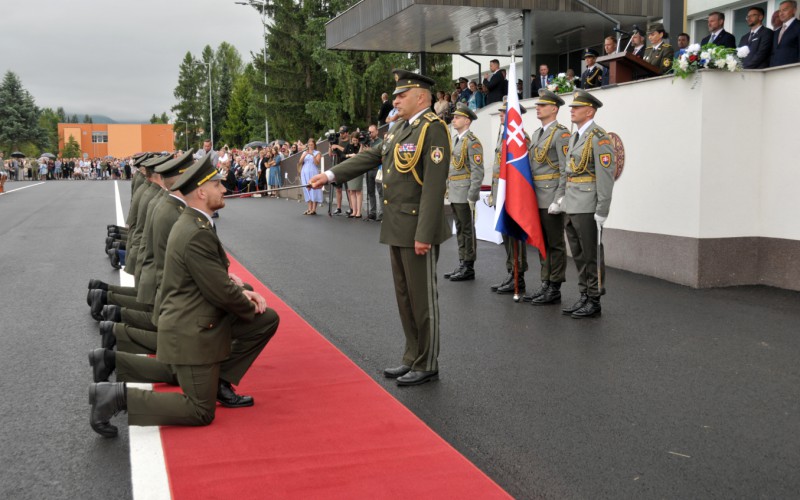Prezident SR sa zúčastnil slávnostného vyradenia a promócií na AOS