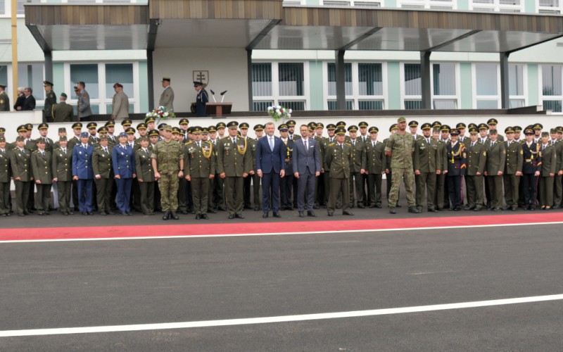 Prezident SR sa zúčastnil slávnostného vyradenia a promócií na AOS