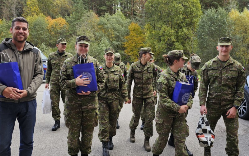 Kadeti AOS priniesli radosť seniorom v Liptovskom Mikuláši