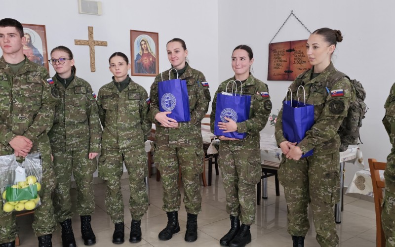 Kadeti AOS priniesli radosť seniorom v Liptovskom Mikuláši