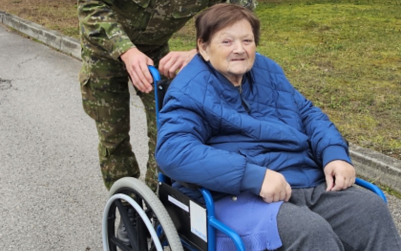 Kadeti AOS priniesli radosť seniorom v Liptovskom Mikuláši