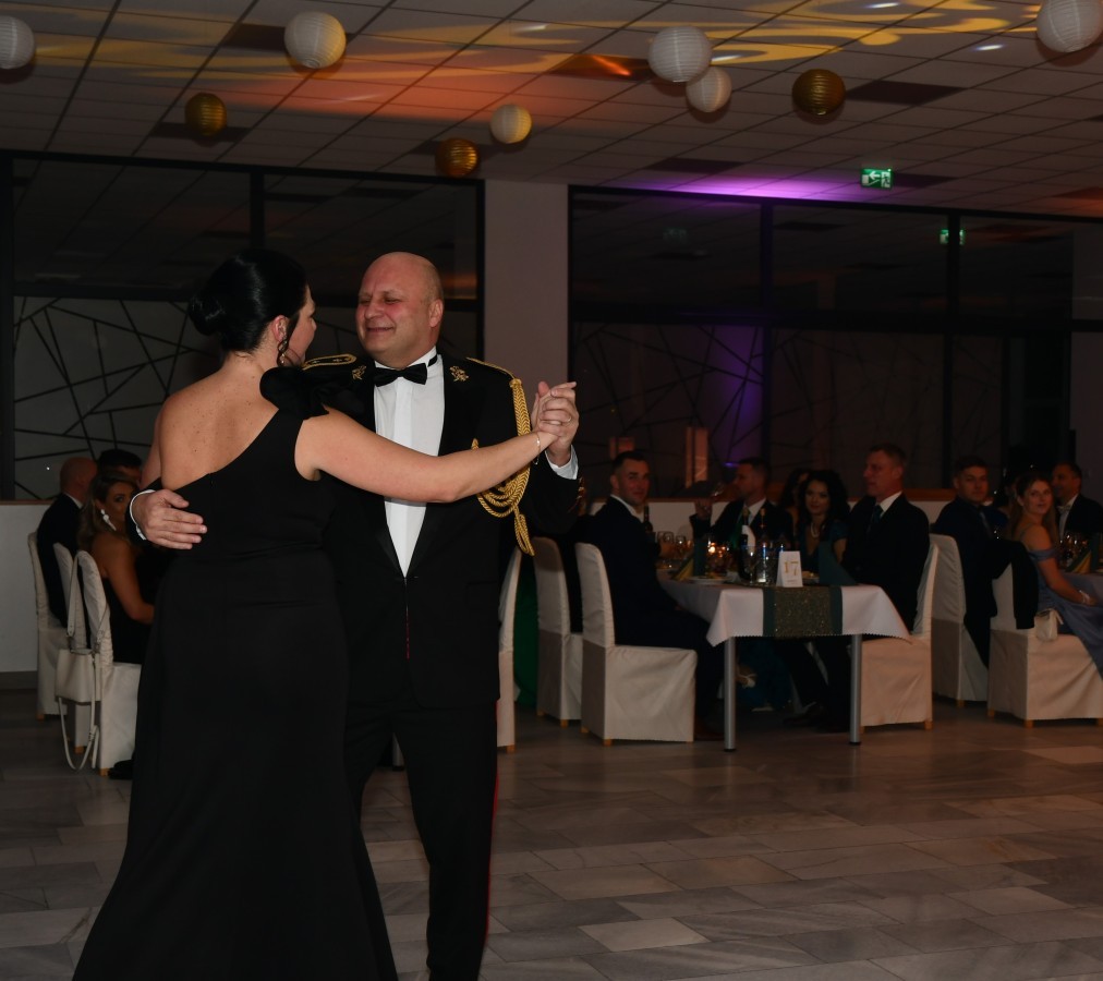 Benefičný ples AOS spojil zábavu s pomocou druhým