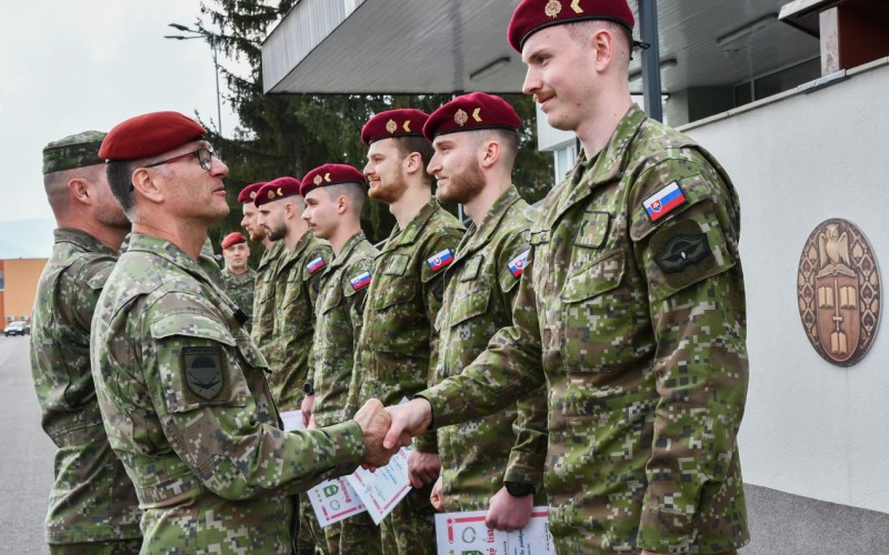 Nástup školských jednotiek pri príležitosti odovzdania bordových baretiek kadetom odbornosti I-10