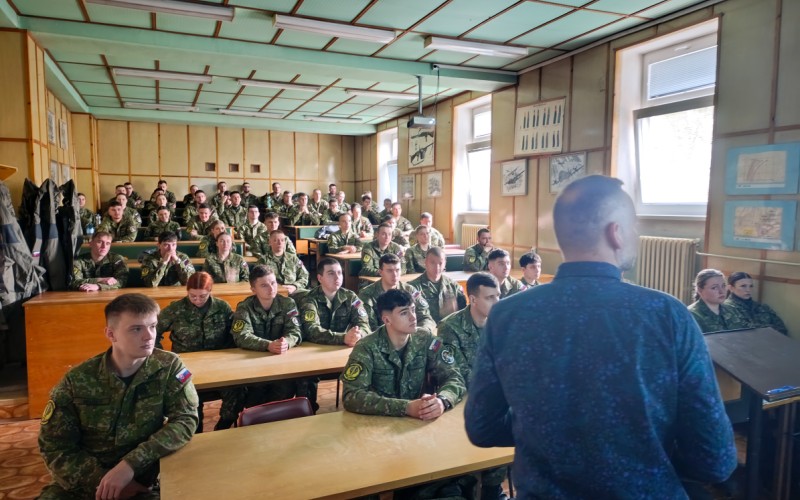 Vojenská polícia medzi kadetmi: prednáška otvorila témy, o ktorých sa bežne nehovorí