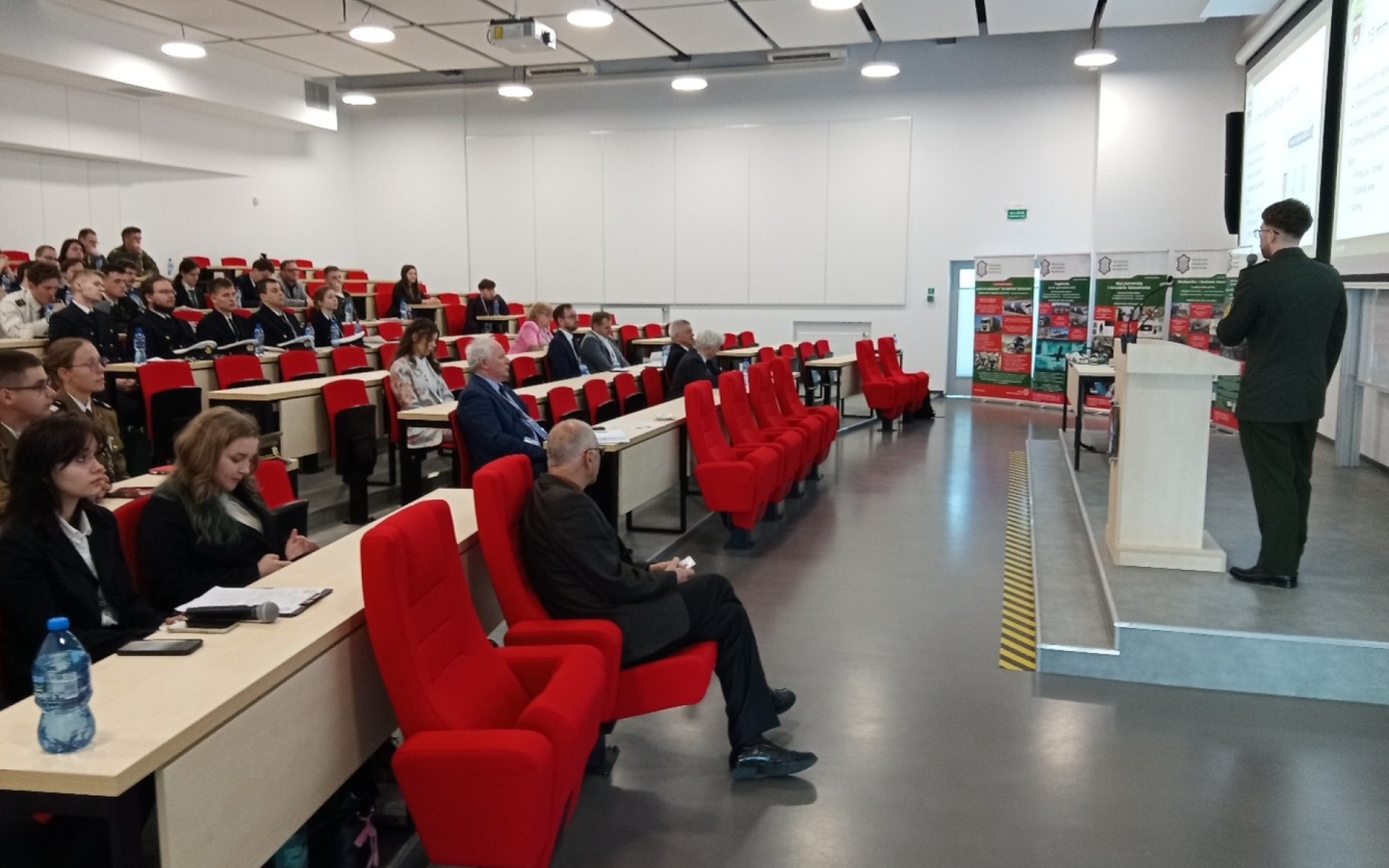 Študenti AOS medzi najlepšími na medzinárodnej vedeckej konferencii vo Varšave