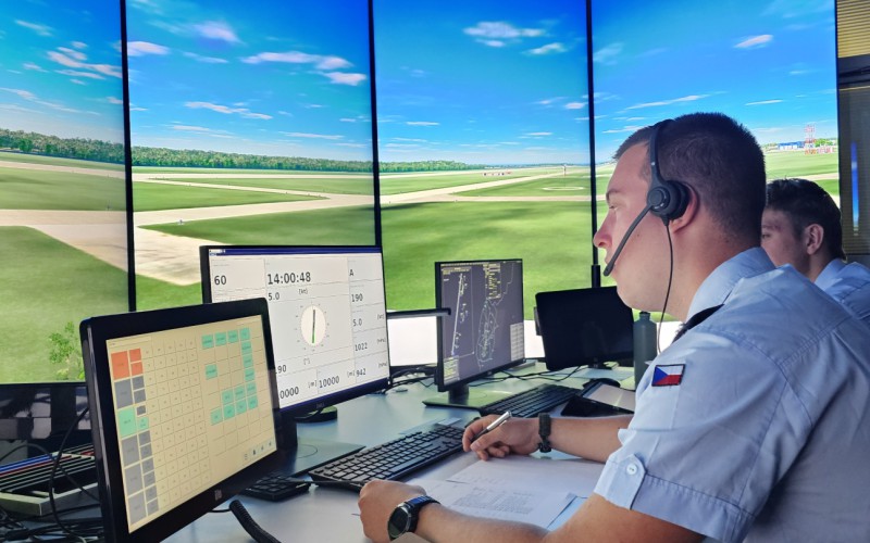 Príslušníci AČR na kurze riadenia letovej prevádzky