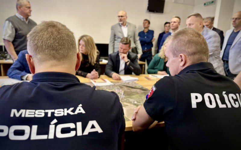 Simulované vykoľajenie vlaku preverilo pripravenosť na chemickú haváriu v Liptovskom Mikuláši