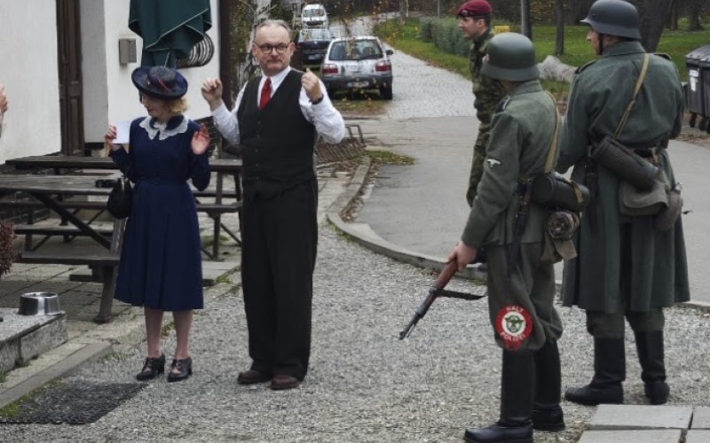 Kadeti na memoriáli československých parašutistov