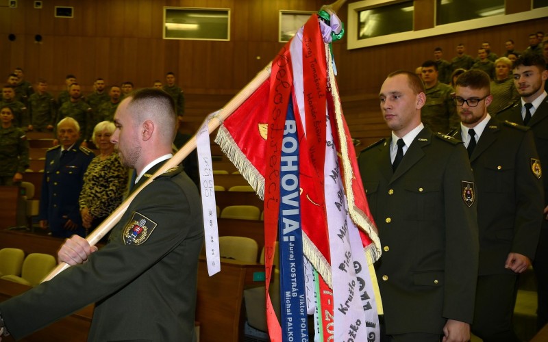 Pasovanie holobriadkov za učňov delostreleckých