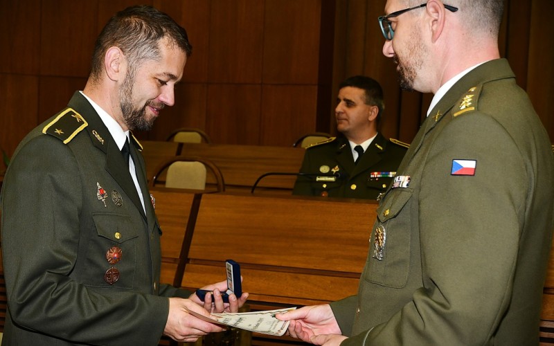 Pasovanie holobriadkov za učňov delostreleckých