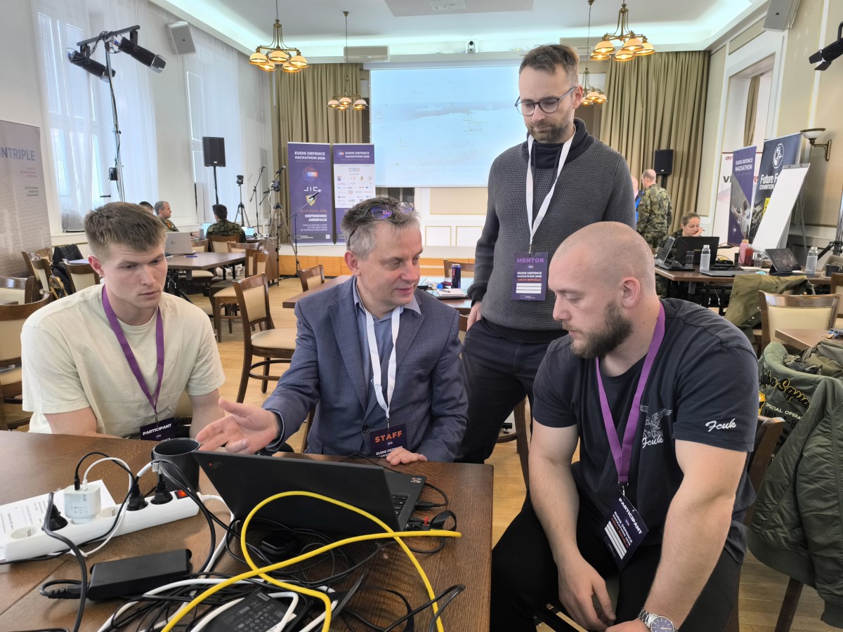 Študenti KtE na EUDIS Defence Hackathon