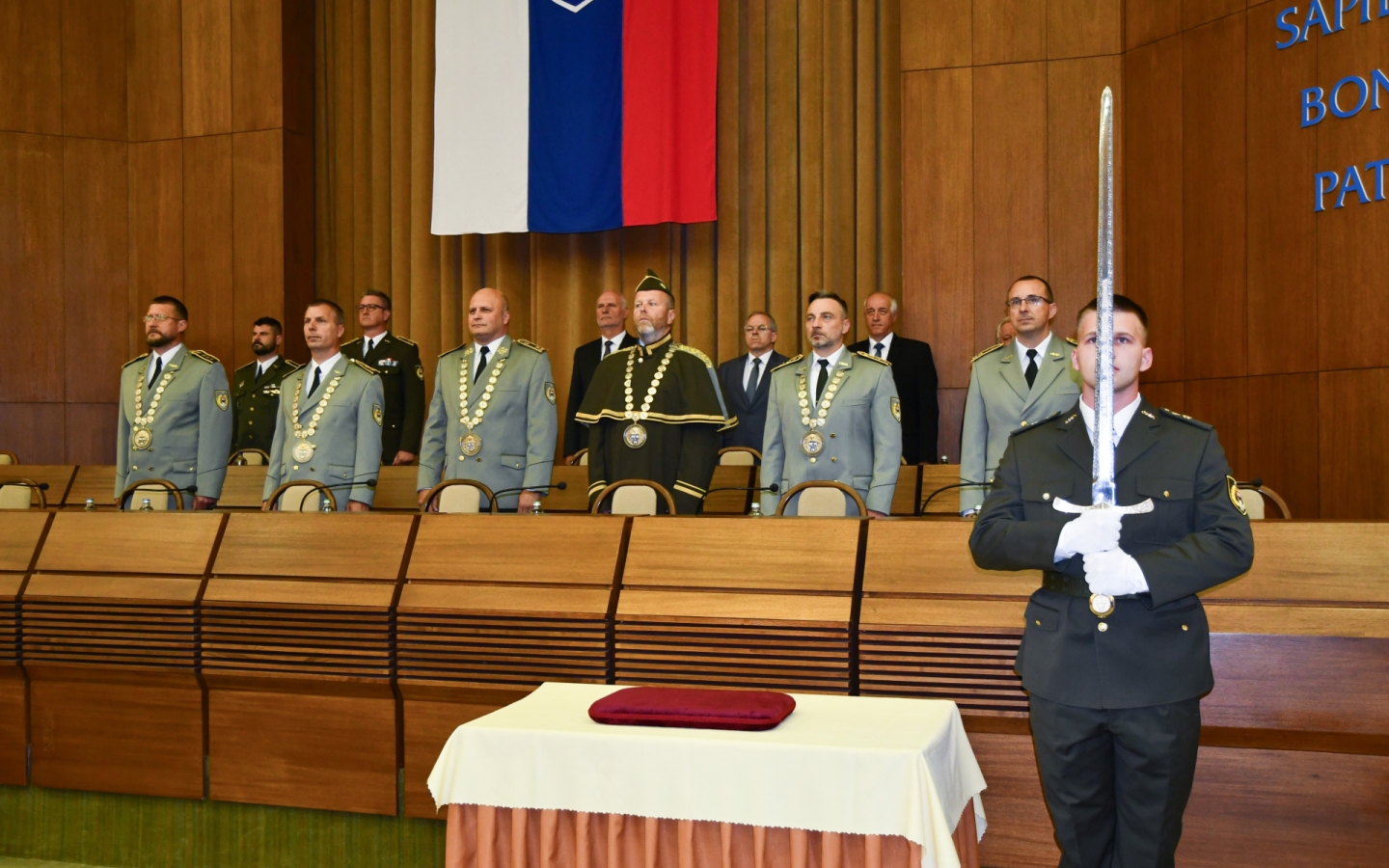 Rektor odovzdal diplomy 95 novým bakalárom