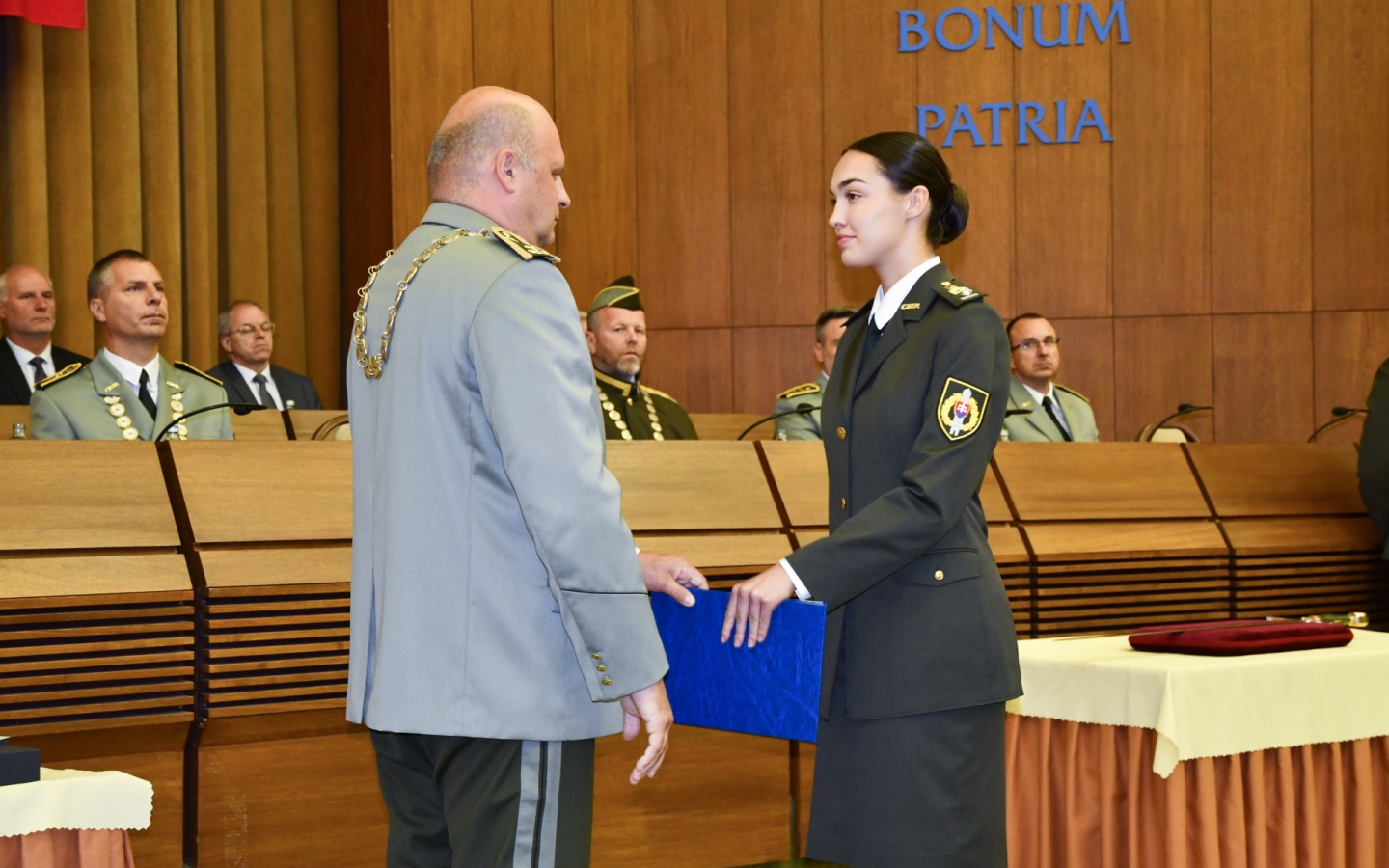 Rektor odovzdal diplomy 95 novým bakalárom